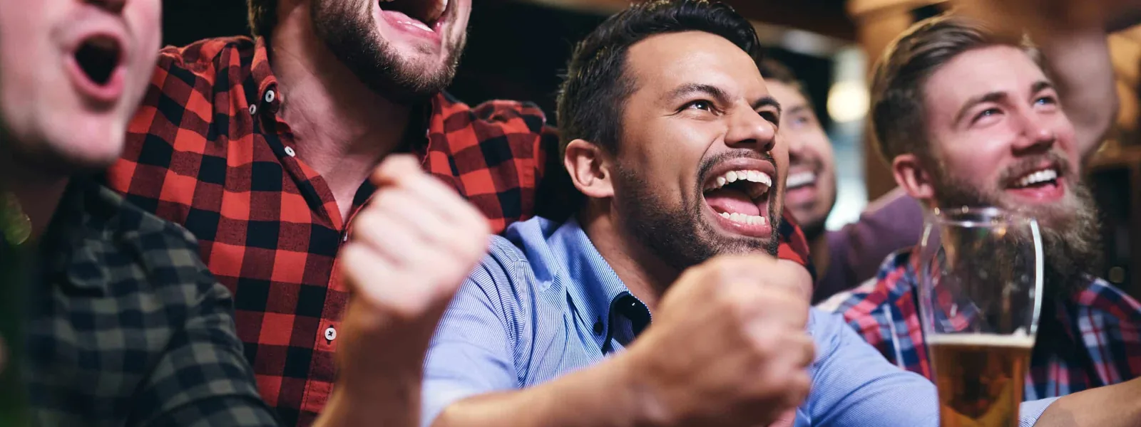 Clientes de Sports Bar Madrid siguiendo una retransmisión deportiva