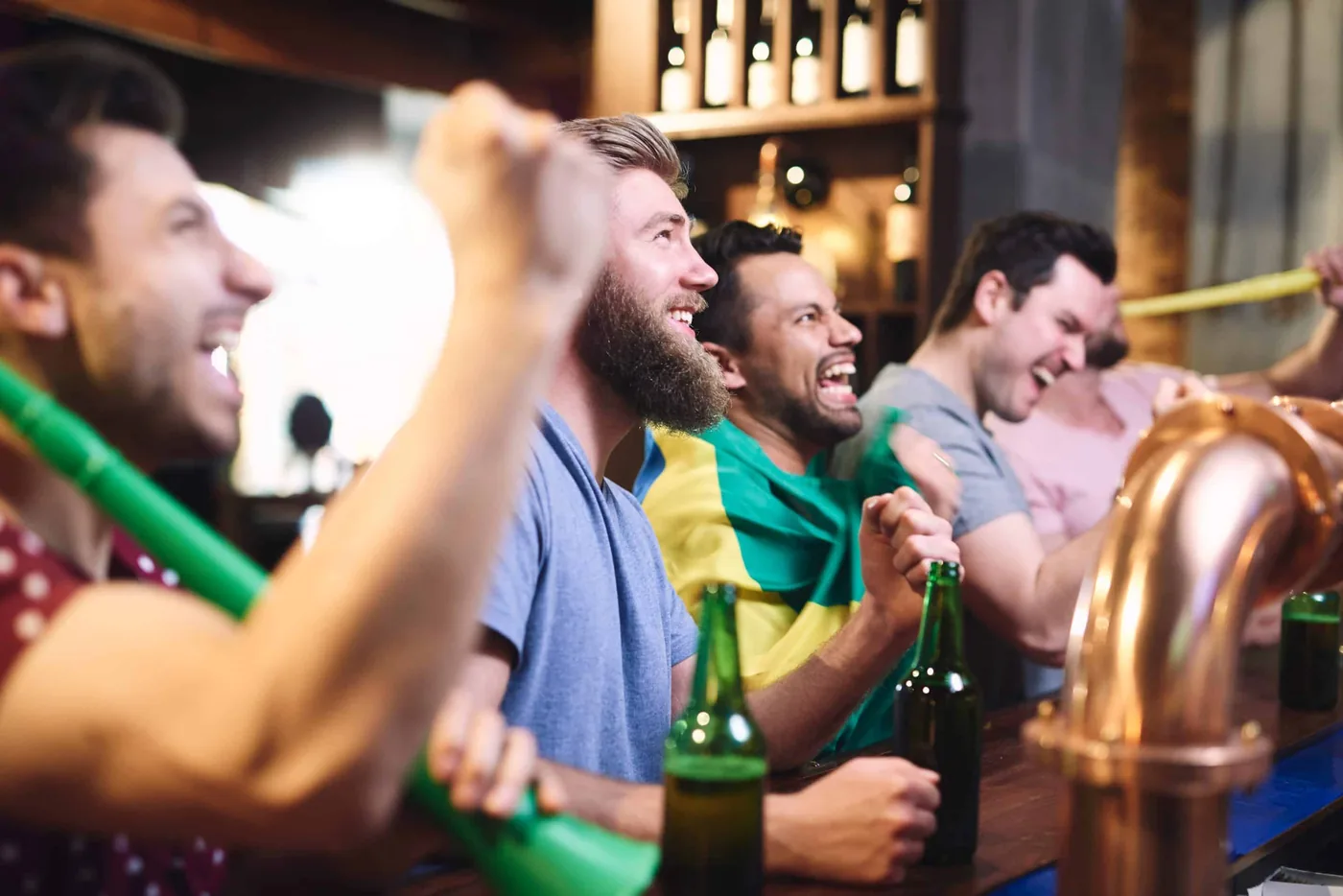 Aficionados viendo un partido de fútbol en las pantallas de Sports Bar Madrid