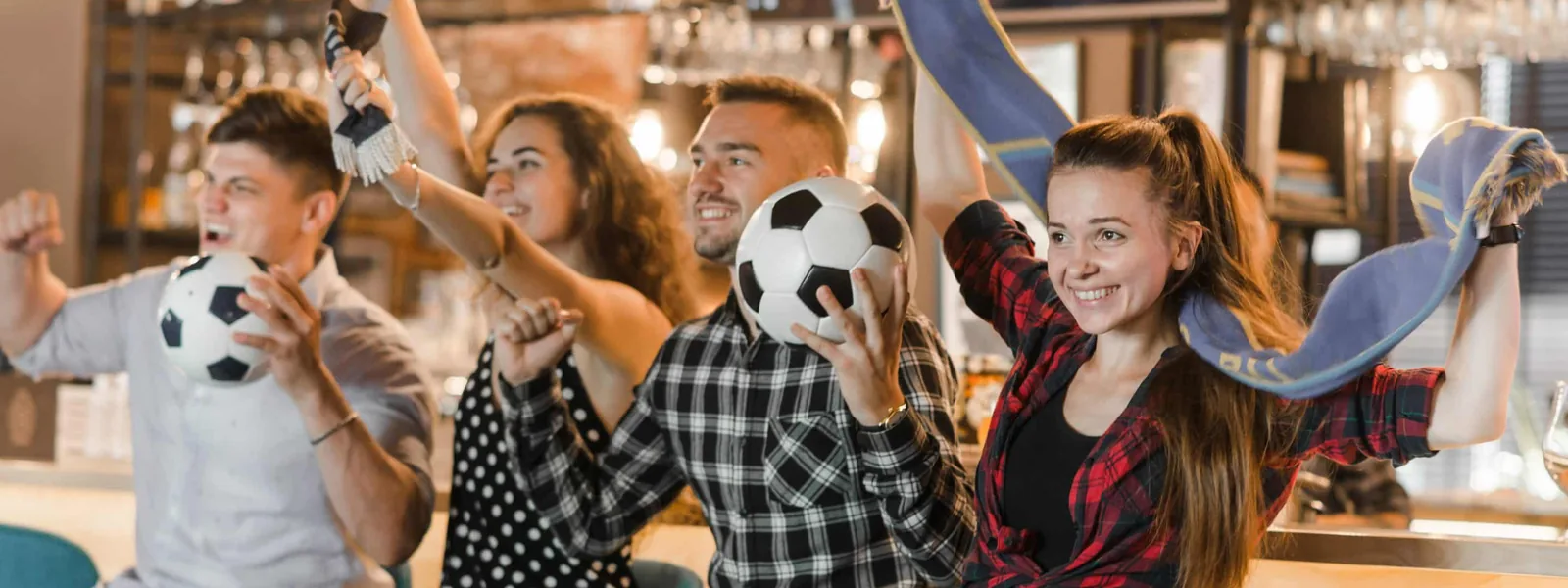 Aficionados viendo un partido de fútbol en las pantallas de Sports Bar Madrid