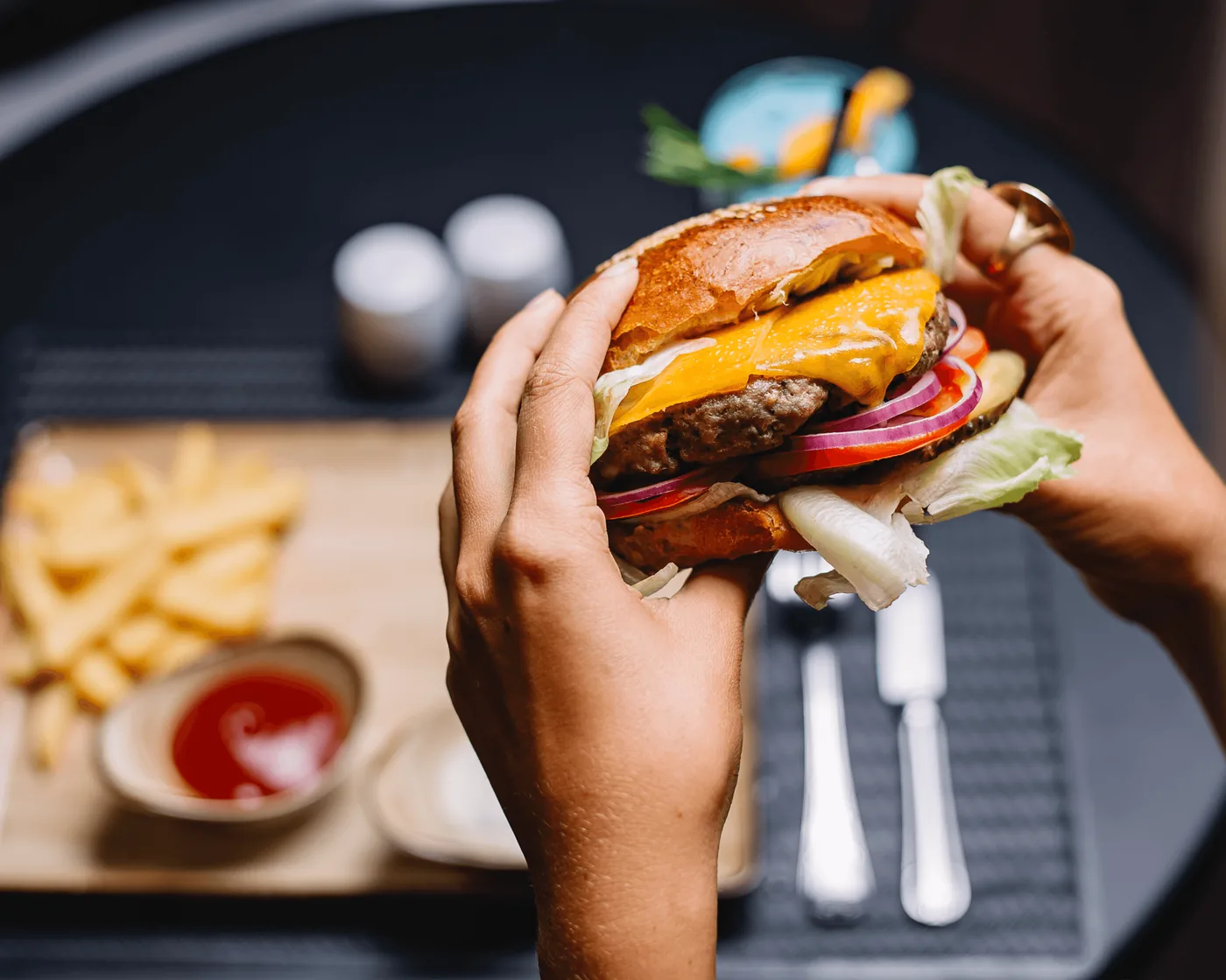 Hamburguesa smash con patatas caseras de la cocina de Sports Bar Madrid