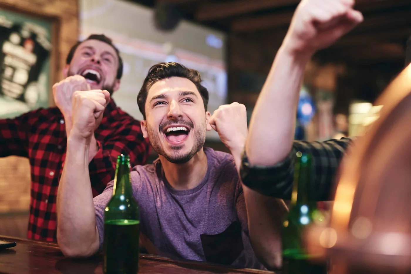 Aficionados siguiendo un partido en Sports Bar Madrid