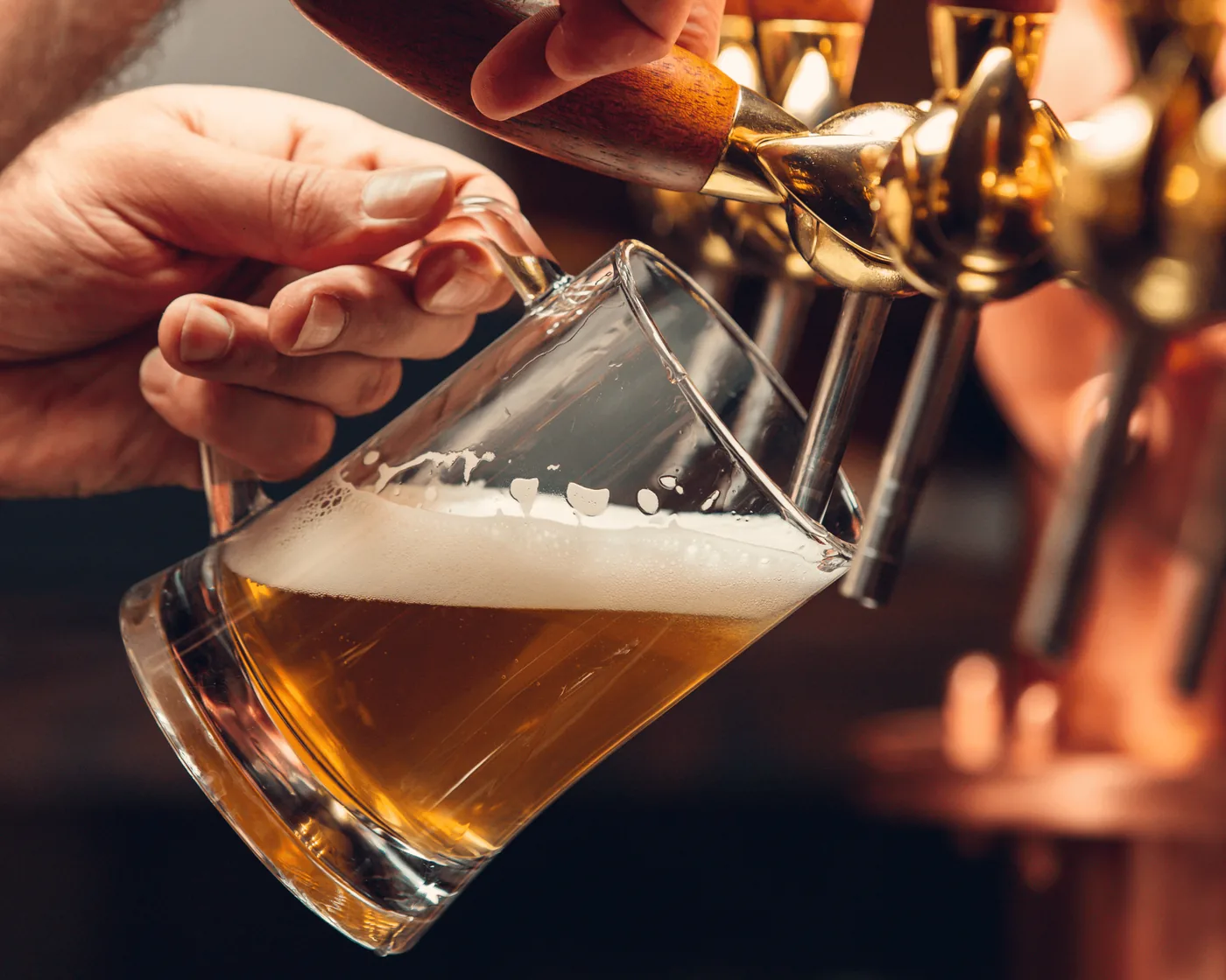Barra de Sports Bar Madrid con los tiradores de cerveza