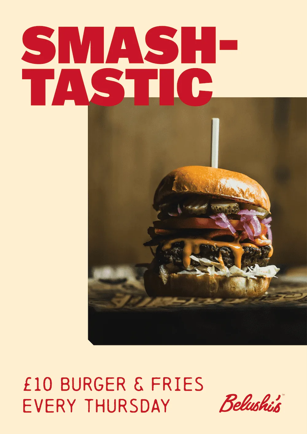 Hamburguesa smash con patatas caseras servida en Sports Bar Madrid